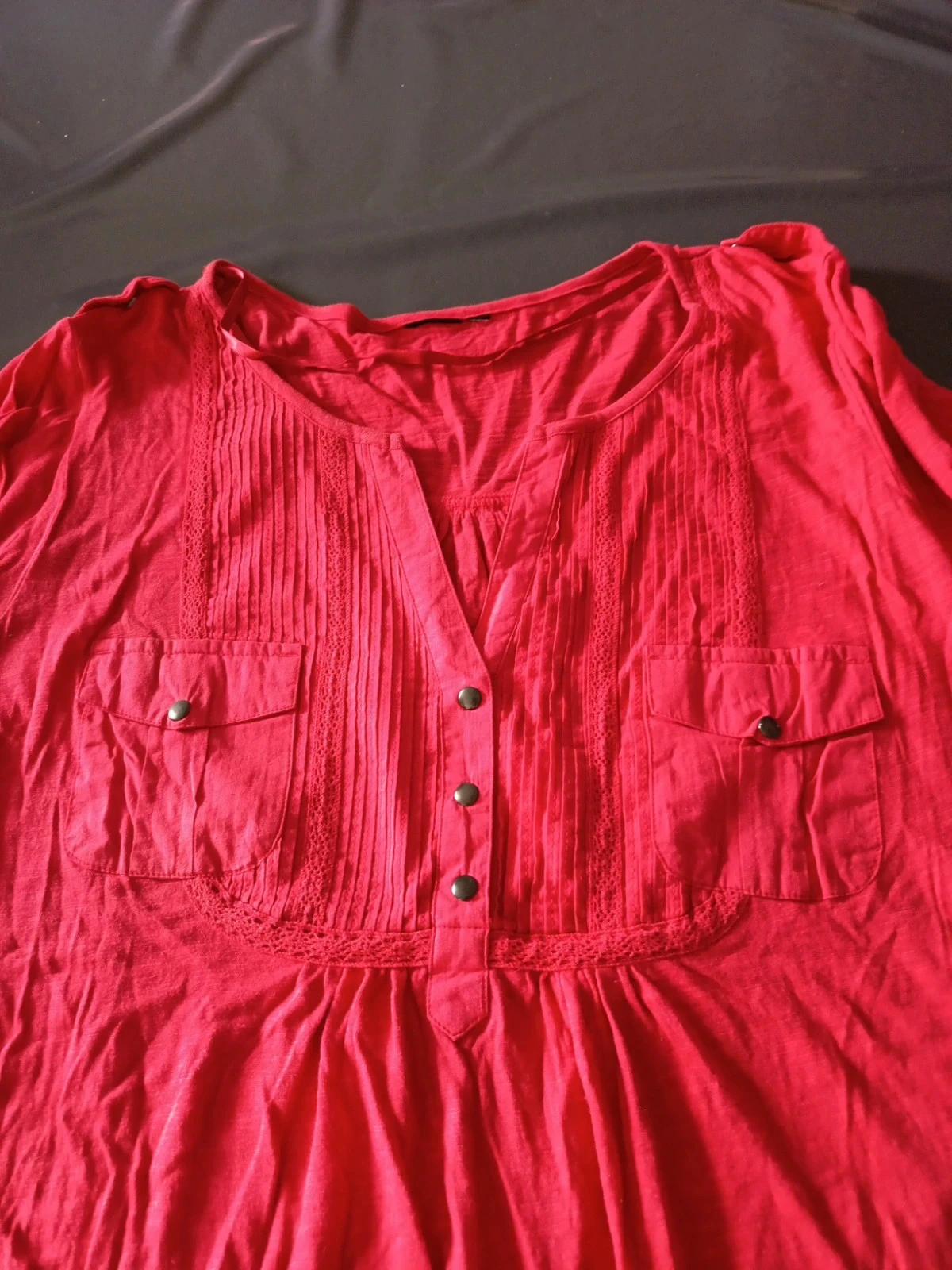 Blusa roja con cuello en V – photo 3